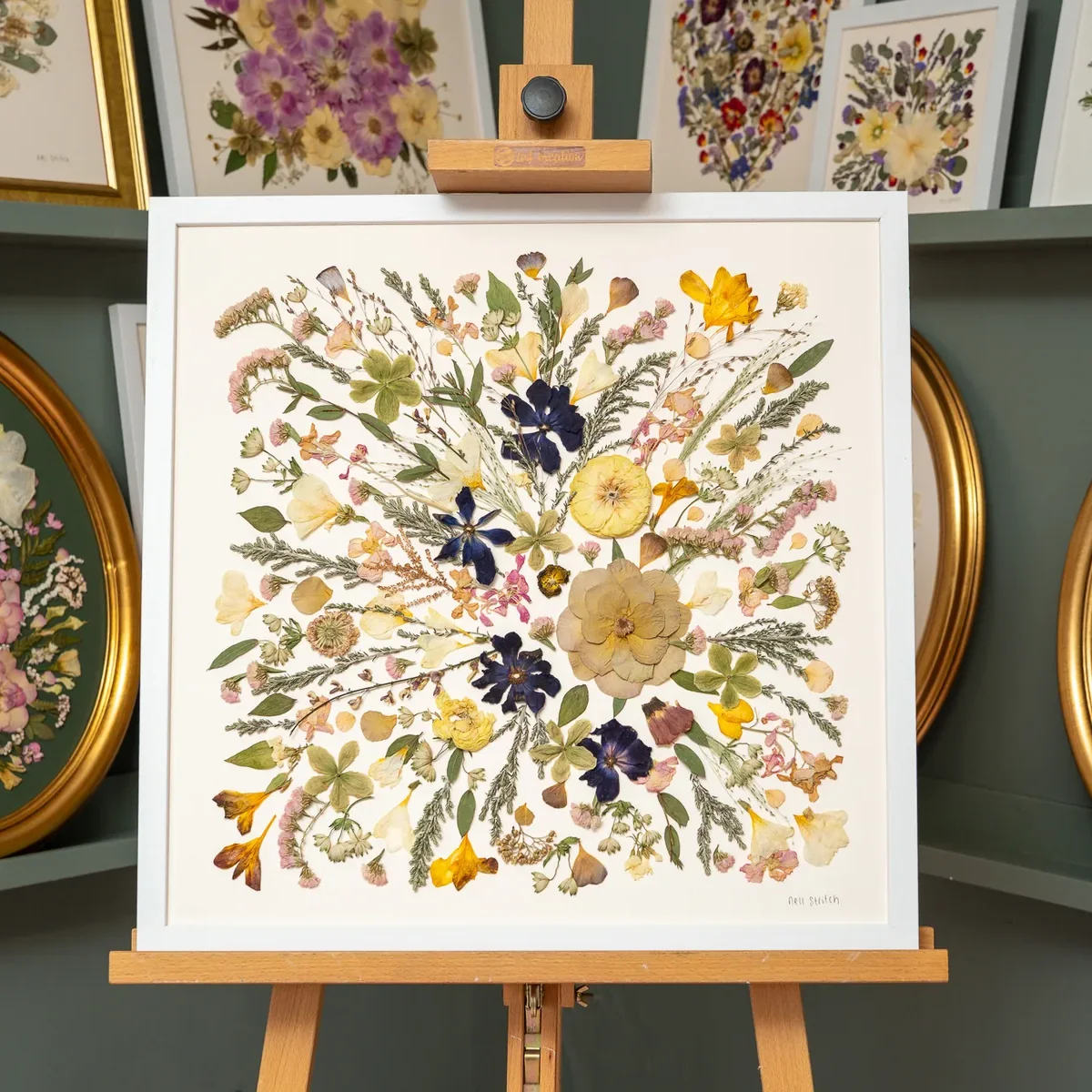 Square pressed bouquet, 22 x 22 inch